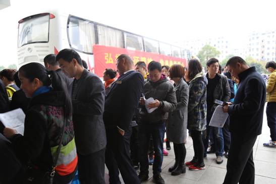 1 献血志愿者们早已排成了长队